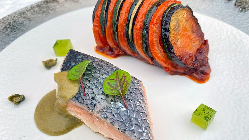 Receta de salm�n asado con ratatouille, gelatina de eneldo y mantequilla negra