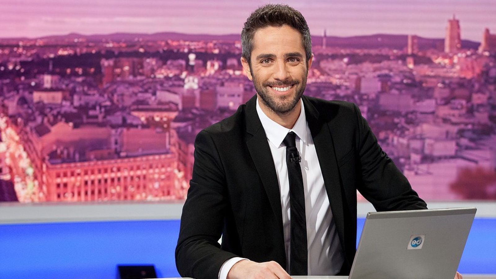 Roberto Leal felicita a sus compañeros en la nueva etapa de España Directo