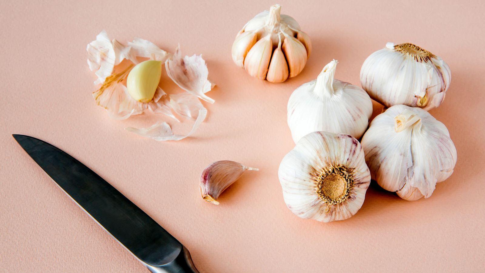 ¿Cómo pelar ajos de forma muy rápida?