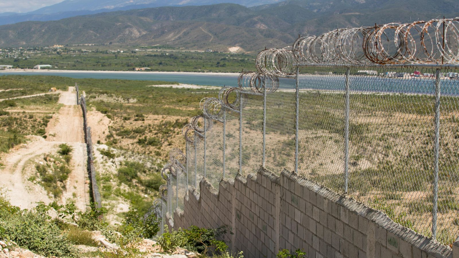 La valla que separa República Dominicana de Haití