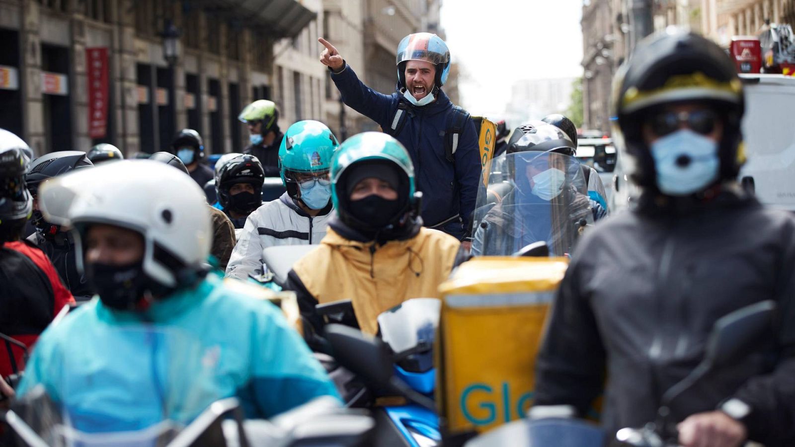 Un centenar de repartidores se han manifestado este martes por el centro de Barcelona