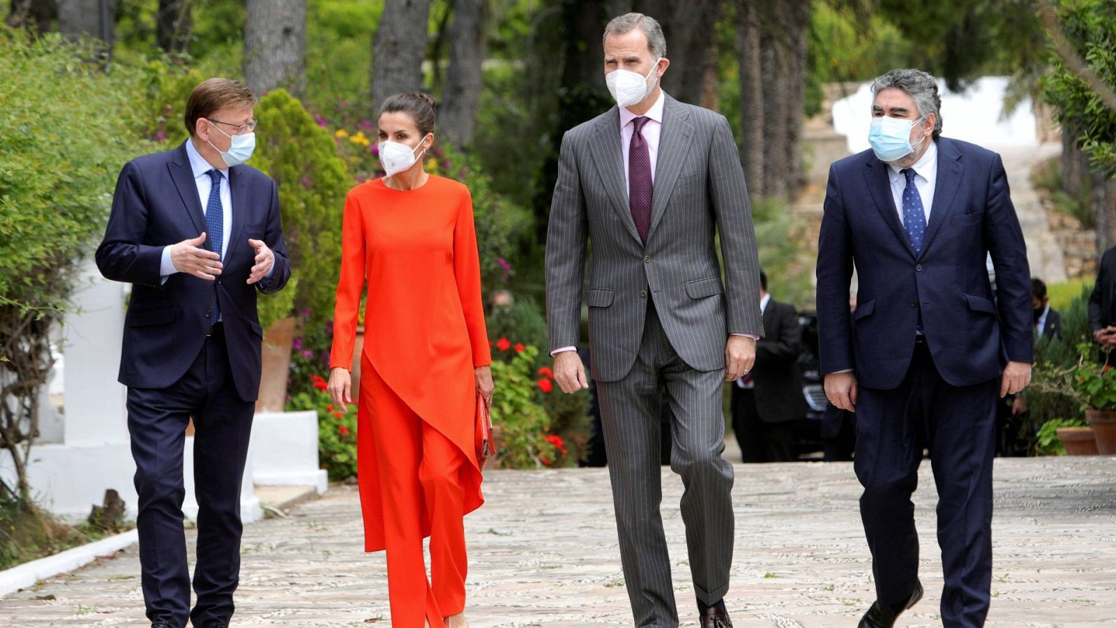 Los reyes Felipe y Letizia, conversan con el presidente de la Generalitat, Ximo Puig (i) y el ministro de Cultura, Jose Manuel Rodriguez Uribes, a su llegada a la casa del poeta Francisco Brines