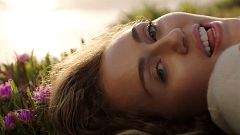 Miley habla en sus redes de la historia que se esconde detrás de "Malibu" en su cuarto aniversario