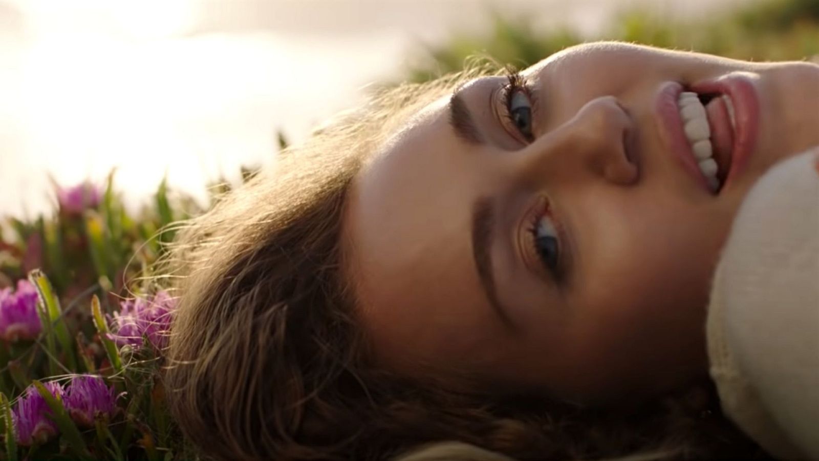 Miley Cyrus en su videoclip de "Malibu"