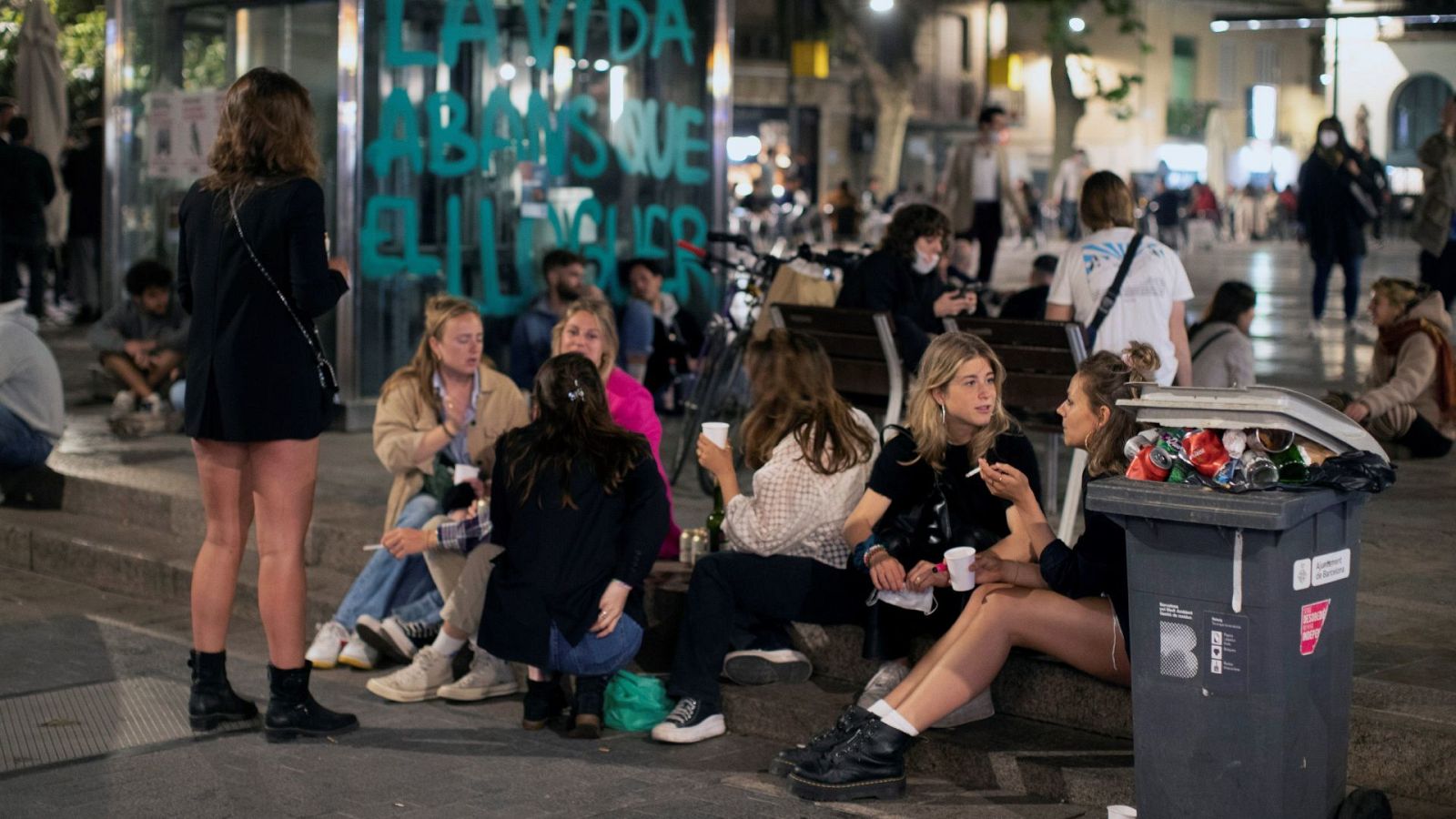 Unos jóvenes se divierten en una plaza del barrio de Gracia, en Barcelona