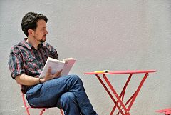 Pablo Iglesias se corta la coleta, su seña de identidad: así es su nueva vida tras dejar la política