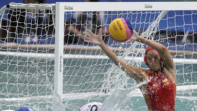 Gemma Mengual se ''pasa'' al waterpolo en España Directo
