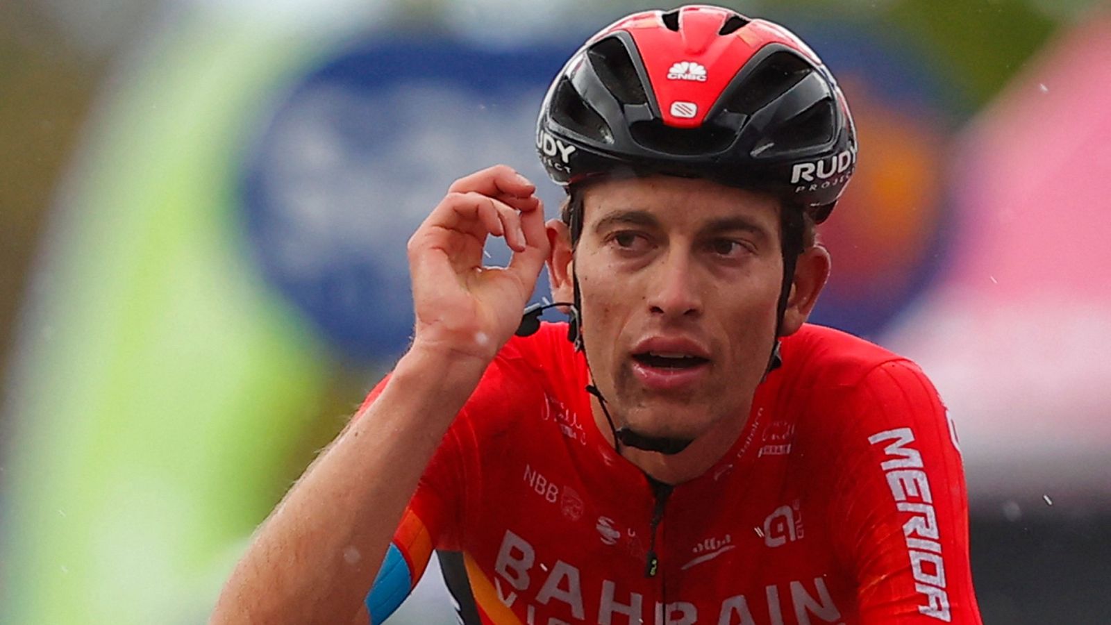 Gino Mäder homenajea a Mikel Landa