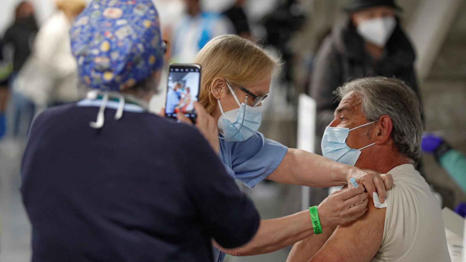 Una persona recibe una dosis de vacuna contra la COVID-19 en el Wizink Center de Madrid