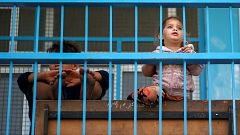 La infancia bajo las bombas en Gaza: "Le digo a mi hija que son fuegos artificiales para que no se asuste"