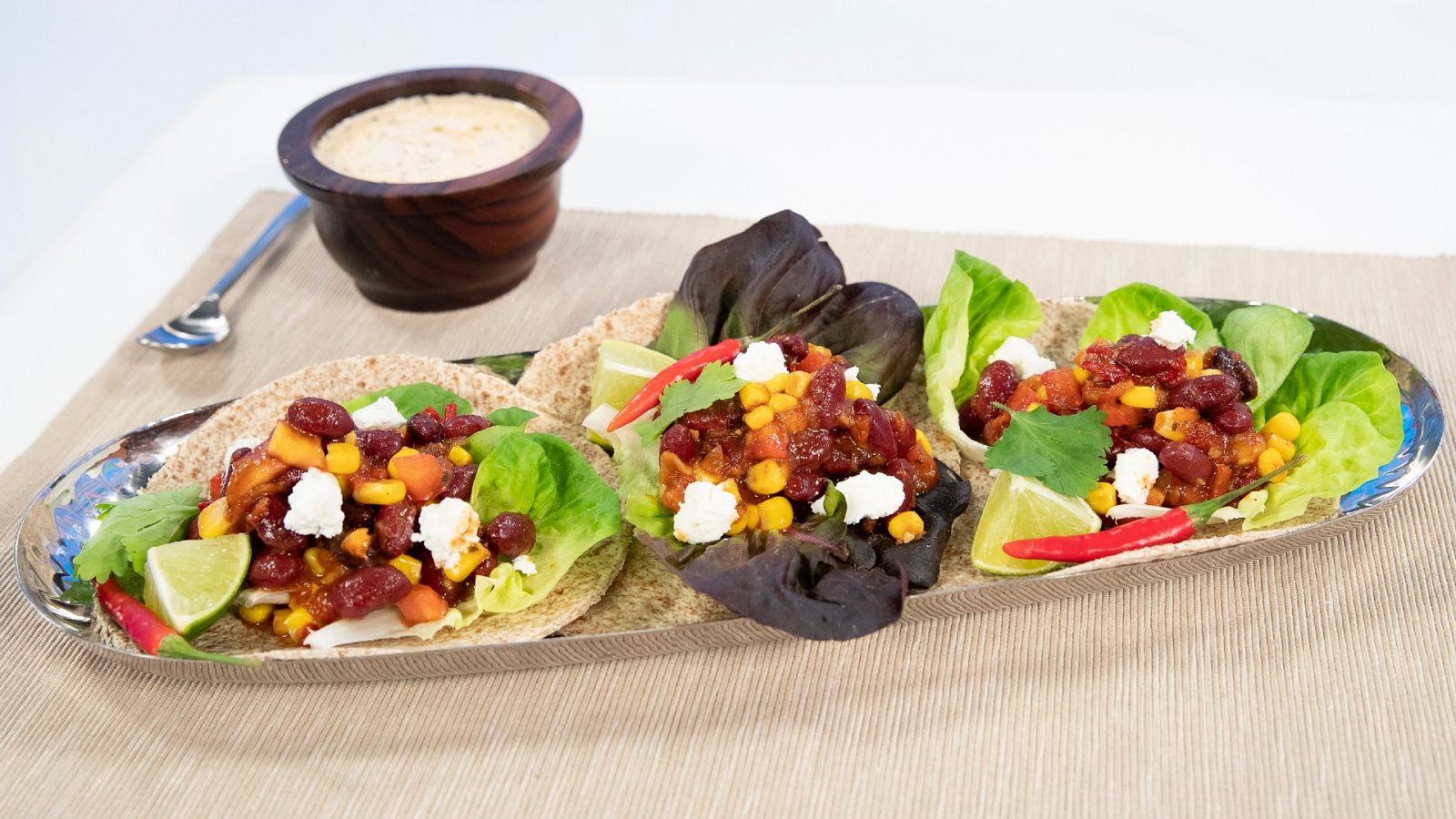 Tacos vegetarianos de alubias al pastor con salsa de yogur