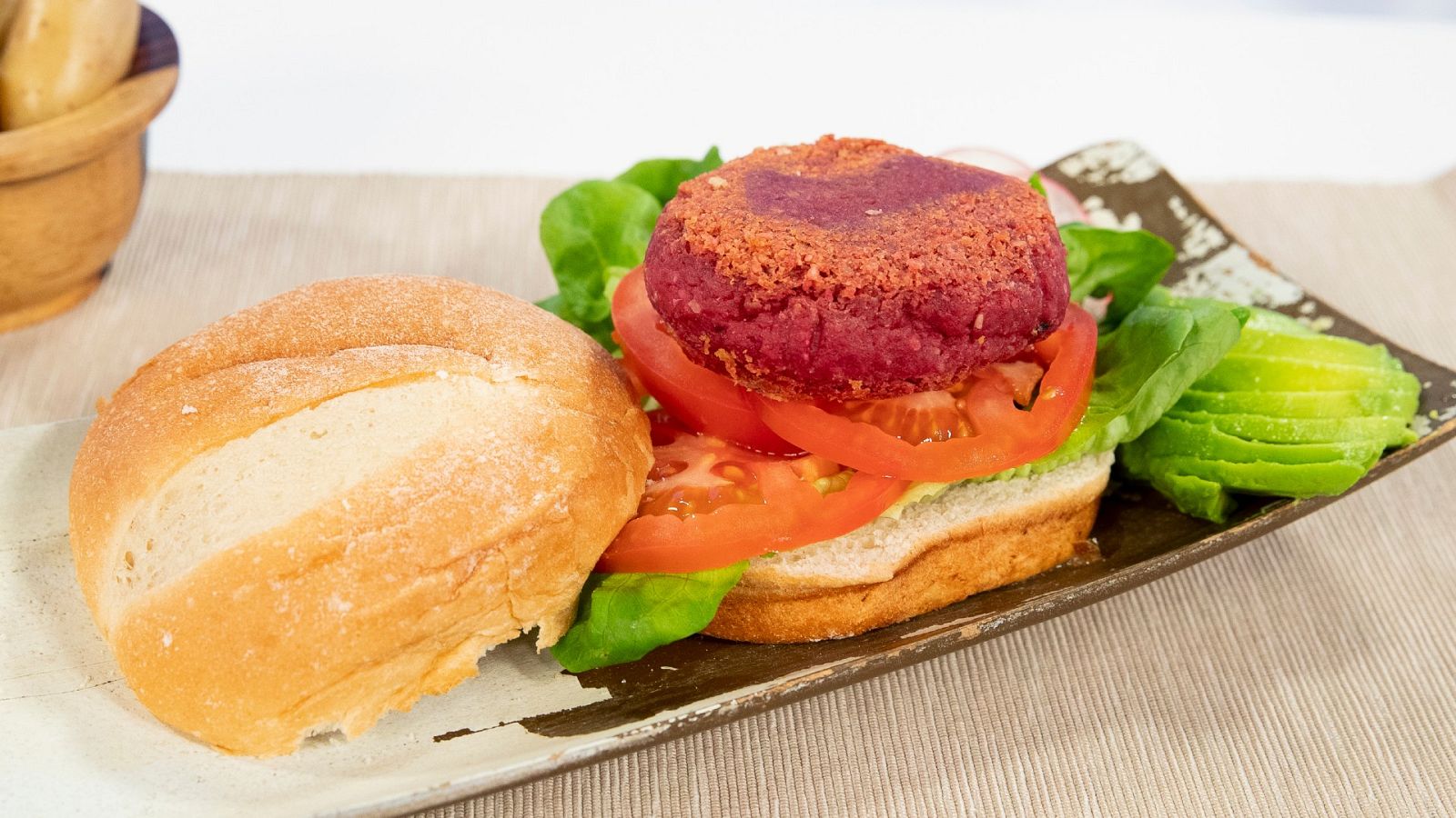 Hamburguesa vegetariana de garbanzos y remolacha