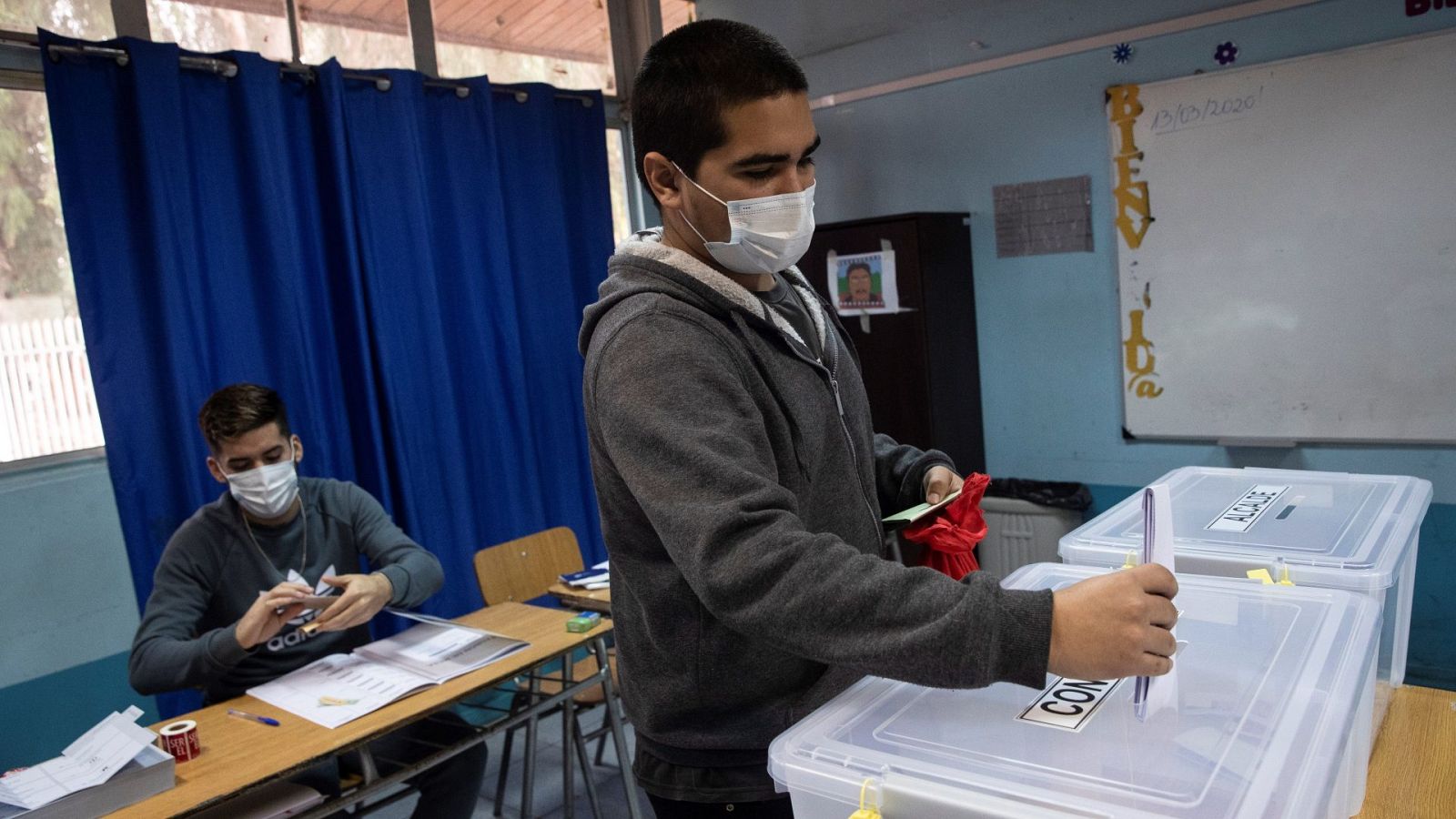 Un herido ocular en las protestas de 2019 vota en los comicios constitucionales de Chile