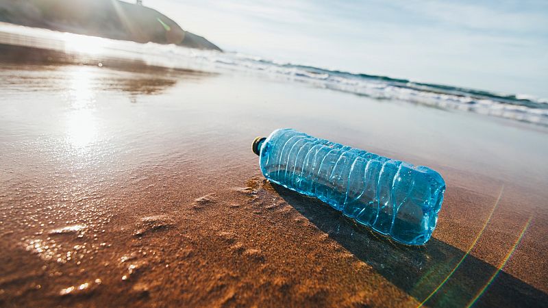 Mensaje en una botella: así son las dos vidas de un plástico