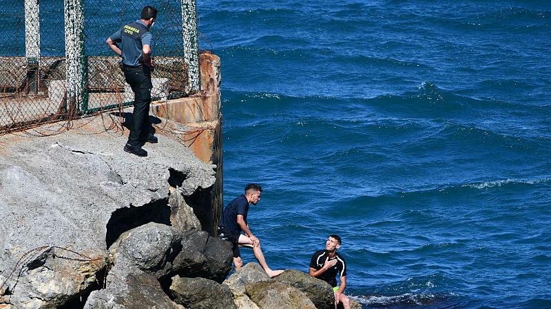 Cerca de 6.000 migrantes entran a nado y en balsa en Ceuta en plena tensión diplomática con Marruecos