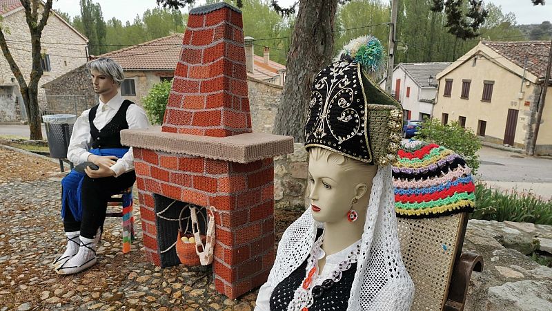 ¿Imaginas un pueblo entero vestido con prendas de ganchillo? Existe y está en Segovia, ¡descúbrelo!