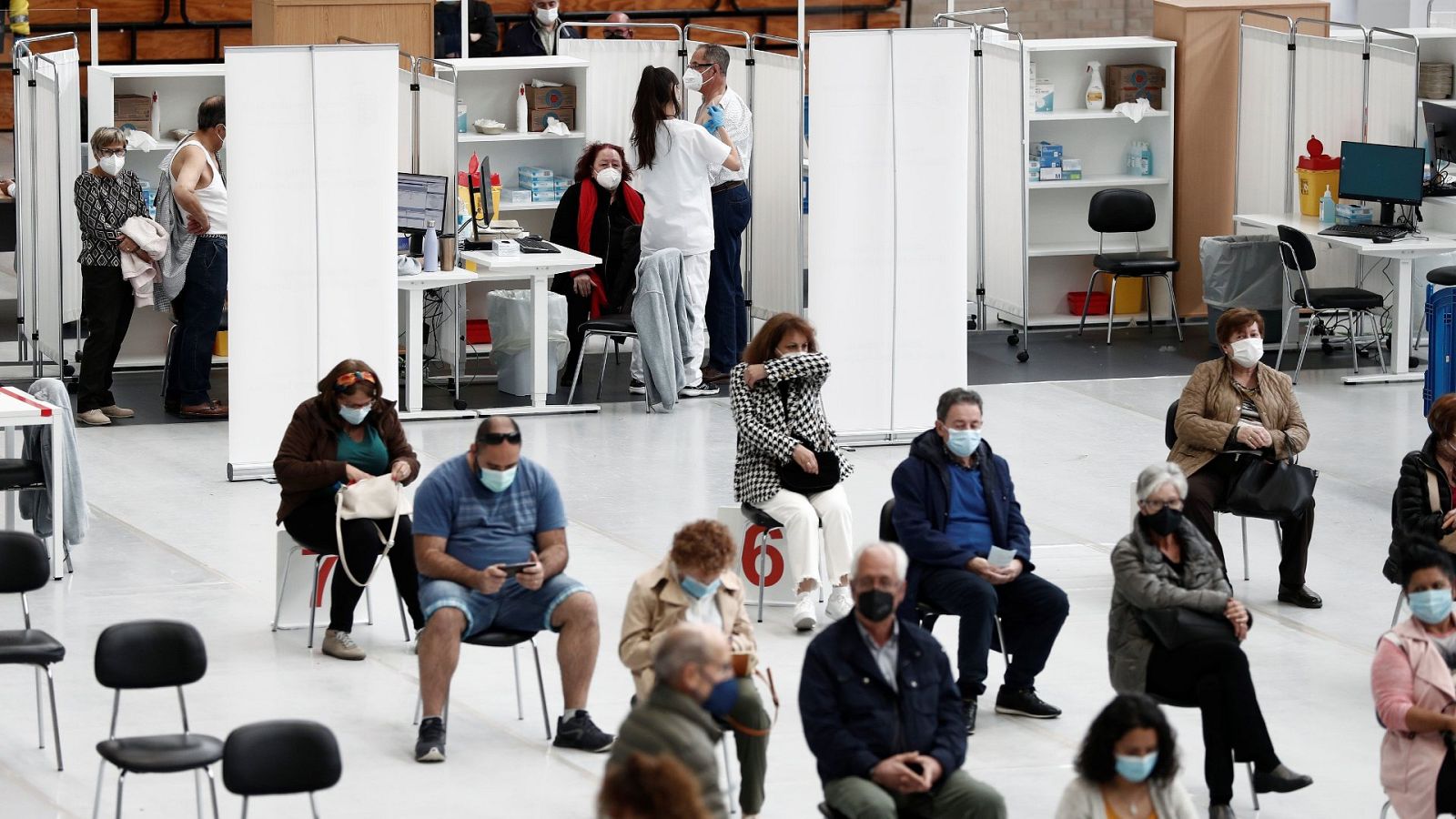 Vacunación masiva contra la COVID-19 en el polideportivo de la Universidad Pública de Navarra