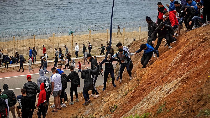 Cientos De Migrantes Siguen Llegando A La Frontera Con Ceuta