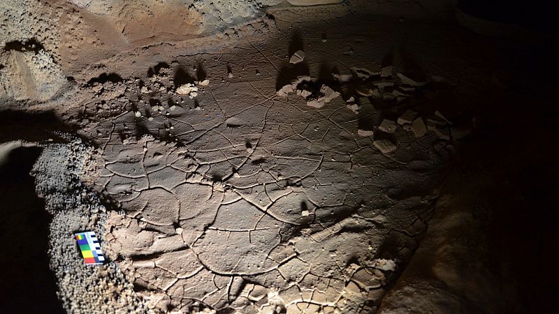 Niños del Paleolítico jugaban en la cueva cántabra de La Garma