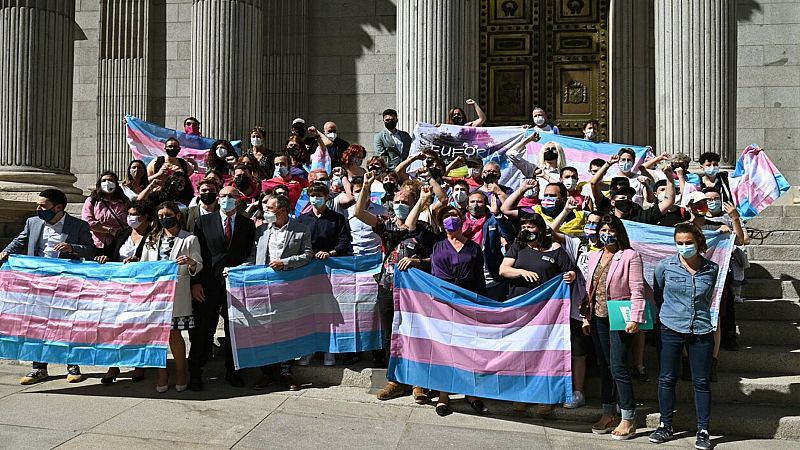 La 'ley trans' no sale adelante tras la abstención del PSOE 