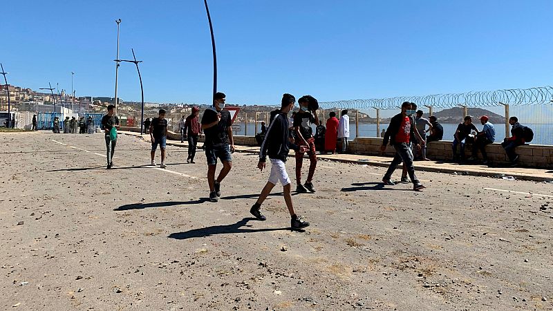 Marruecos cierra los accesos fronterizos e interrumpe la entrada masiva de migrantes en Ceuta
