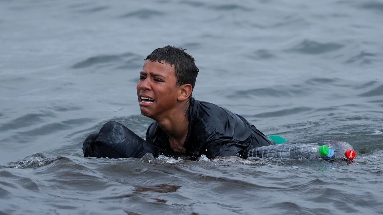 Un niño trata de entrar en Ceuta a nado este miércoles