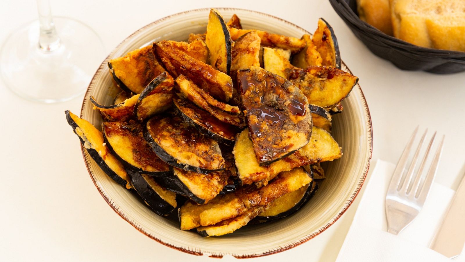 Receta de crujiente de berenjena con aceite de albahacaverdura