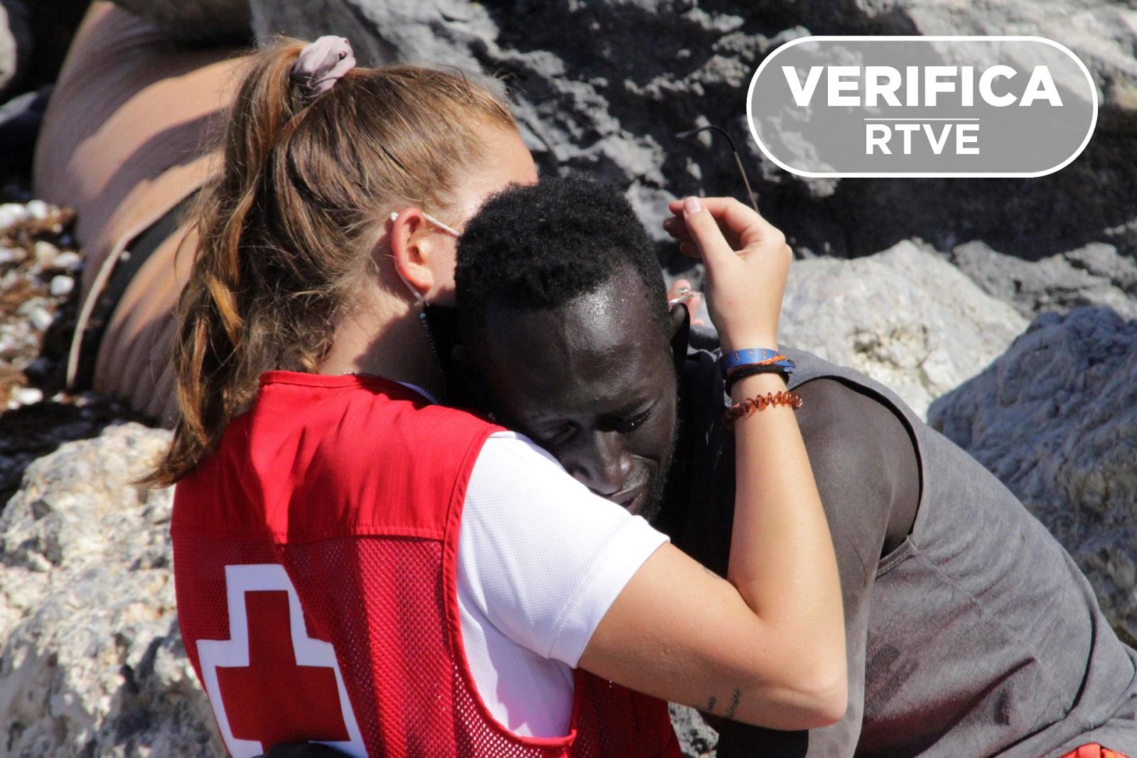 Una trabajadora de Cruz abraza a un migrante en Ceuta