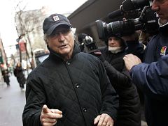 Madoff será vigilado las 24 horas del día y sólo podrá salir de casa para ir a la  Corte