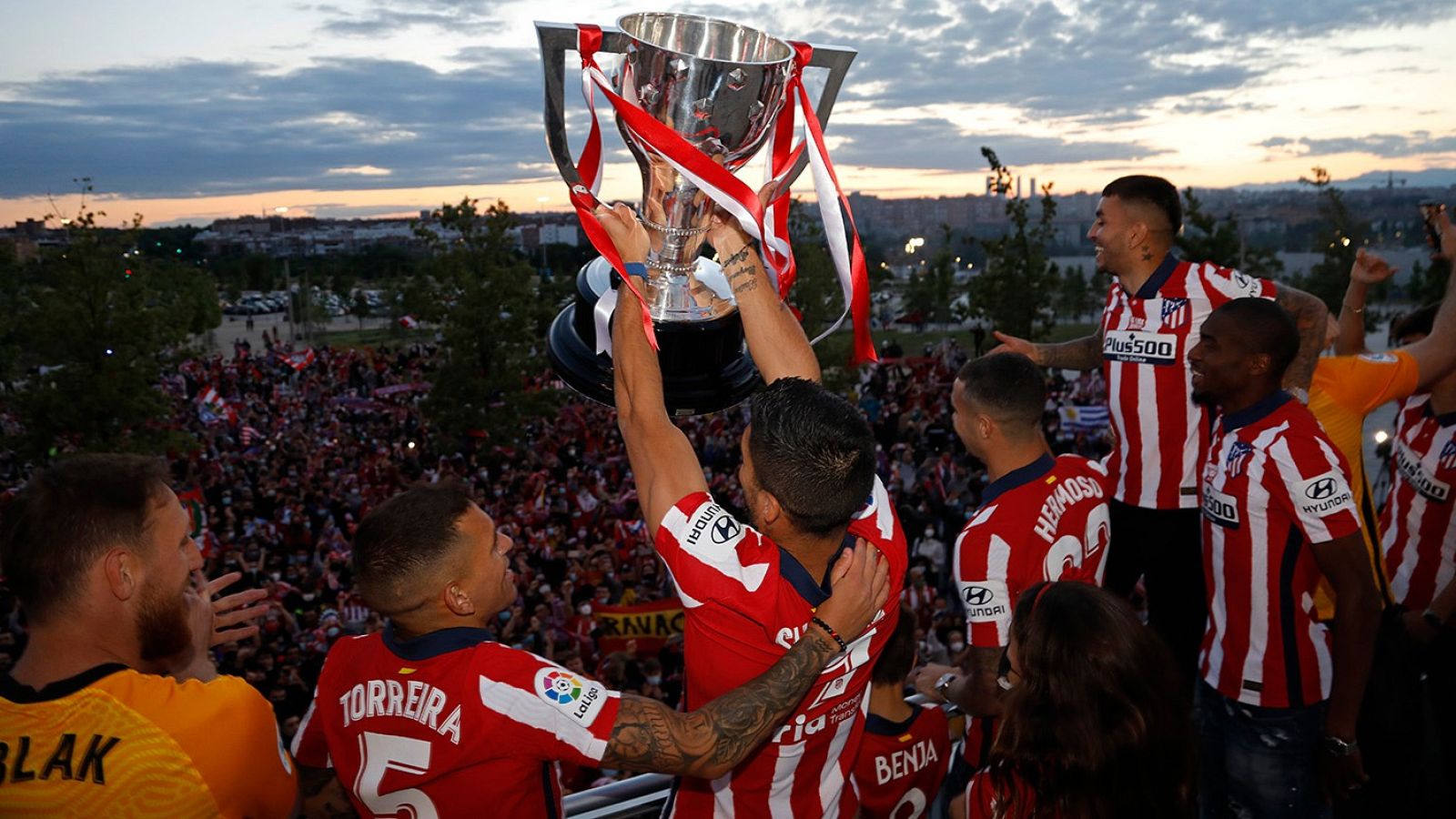 Los jugadores muestran el trofeo de Liga a la afición