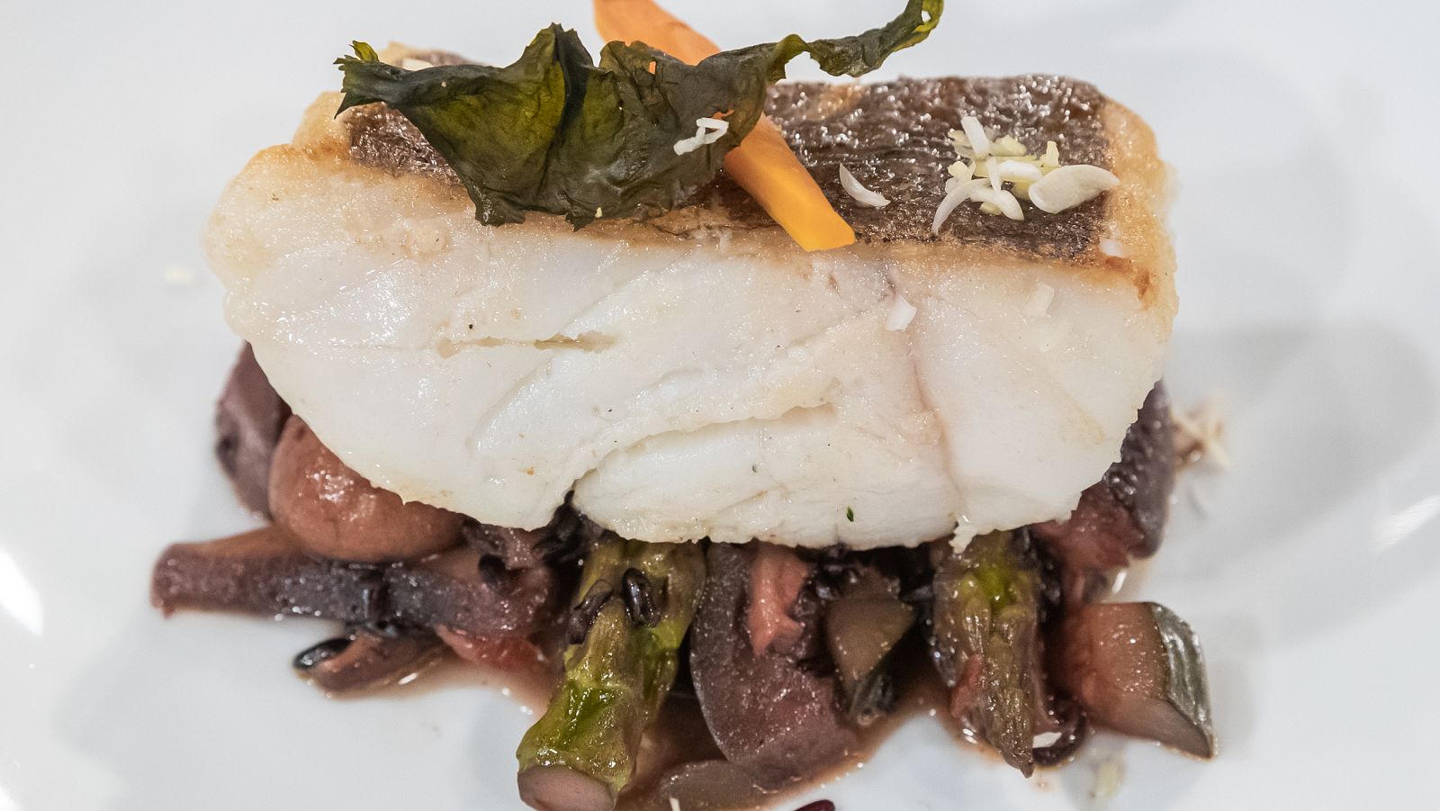 Receta de bacalao sobre tsunami de verduras, de Toni