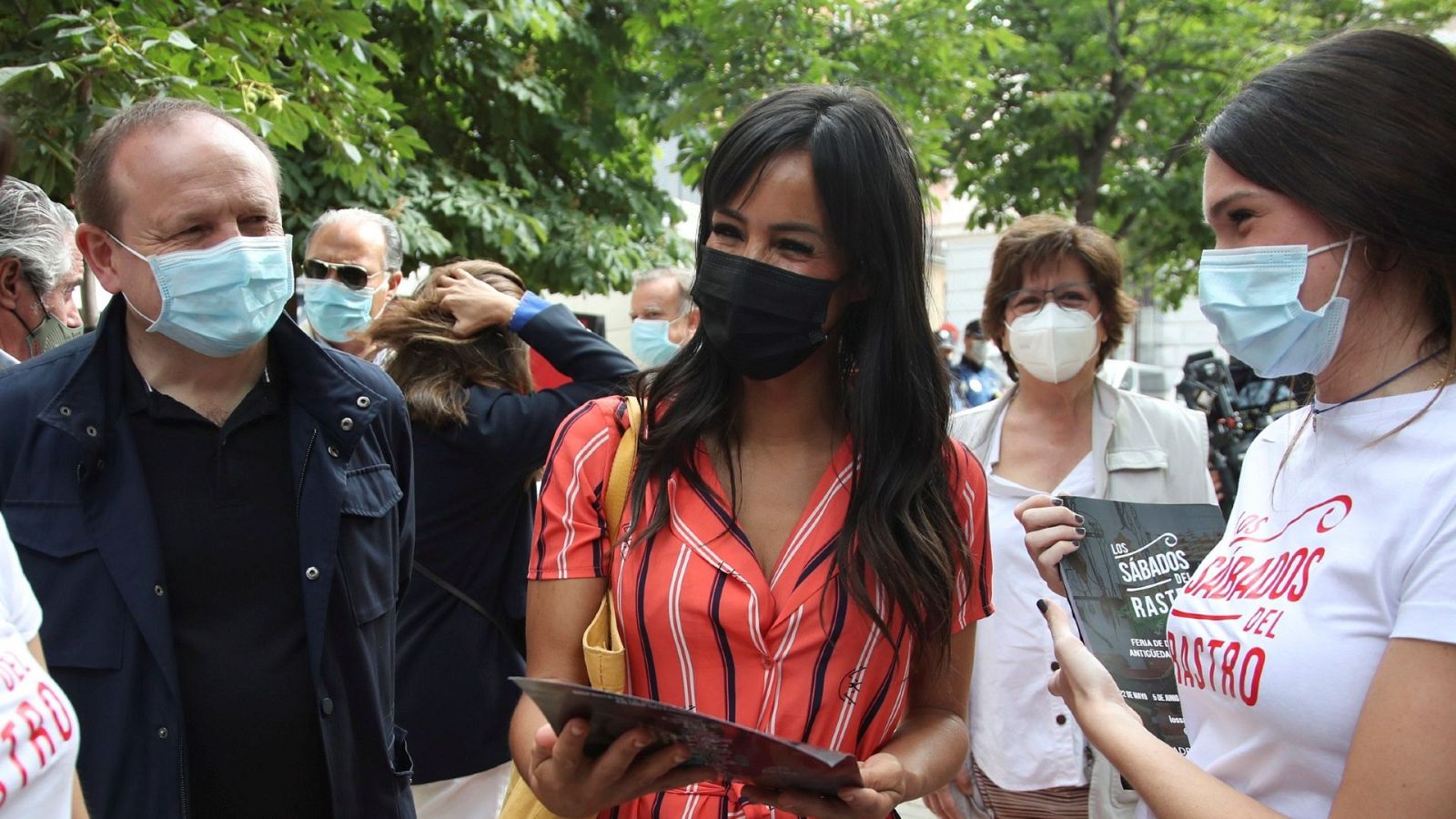 La vicealcaldesa de Madrid, Begoña Villacis (c), durante la inauguración de la feria "Los sábados del rastro"