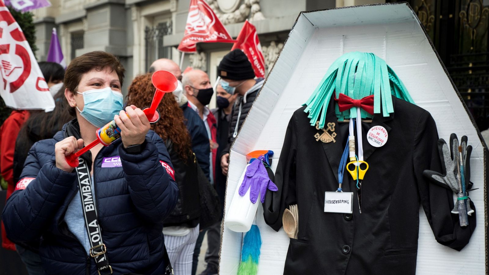 Un grupo de autónomos con empleados protesta por la falta de consenso por los ERTE
