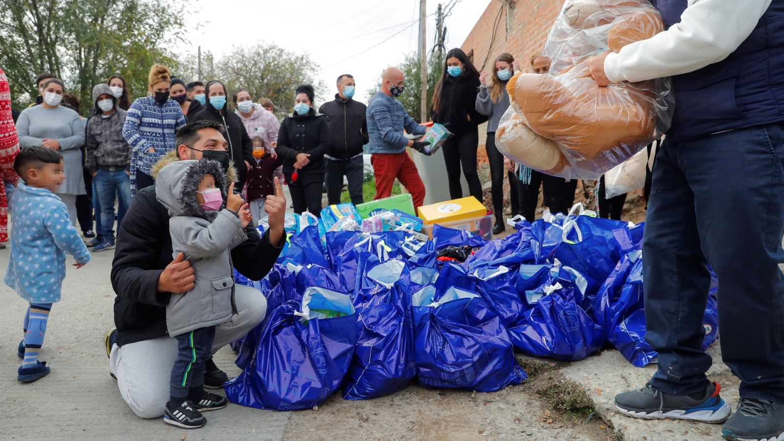 Reparto de ayuda a las familias de la Cañada Real