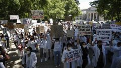Los MIR protestan frente al Ministerio de Sanidad contra el sistema telemático de elección de plazas