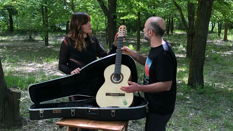 Rozal�n y Ariel Rot hacen sonar una guitarra muy especial para celebrar el D�a Mundial del Medio Ambiente