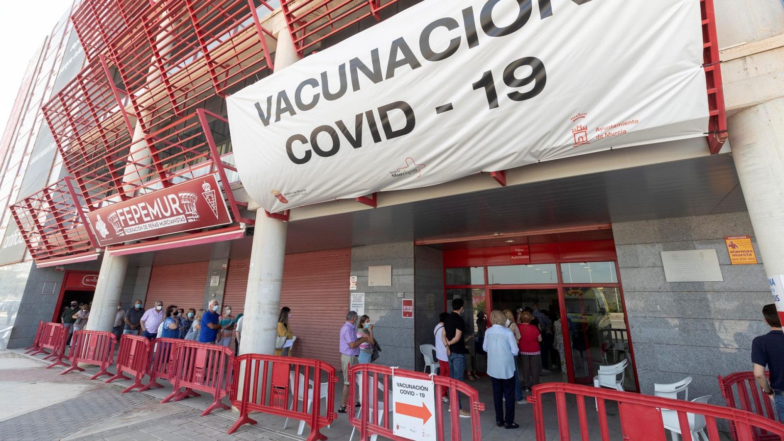 Decenas de personas esperan para recibir la segunda dosis de la vacuna contra la COVID-19 en Murcia