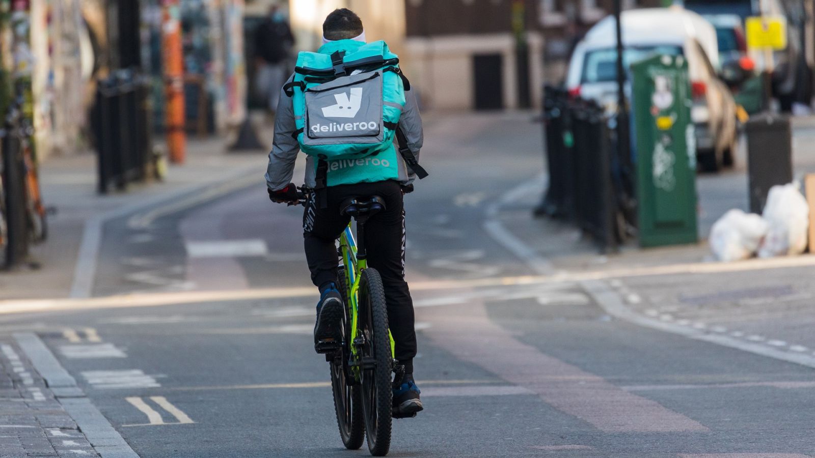 Un 'rider' de Deliveroo realiza un pedido con su bicicleta