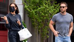 Irina Shayk pasea con un hombre misterioso... ¿Dónde está Kanye West?