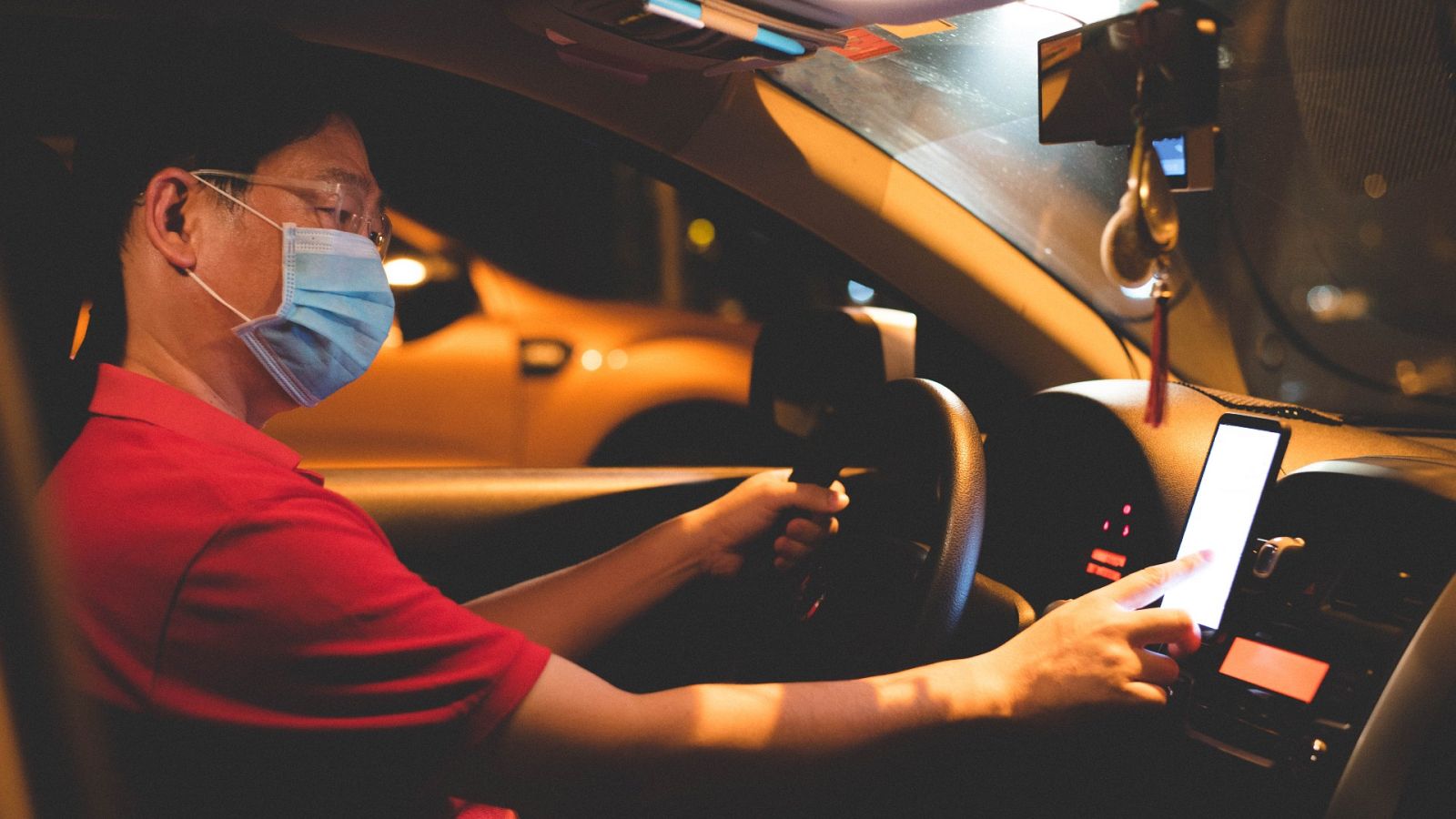 Un conductor de VTC recibe una petición de servicio