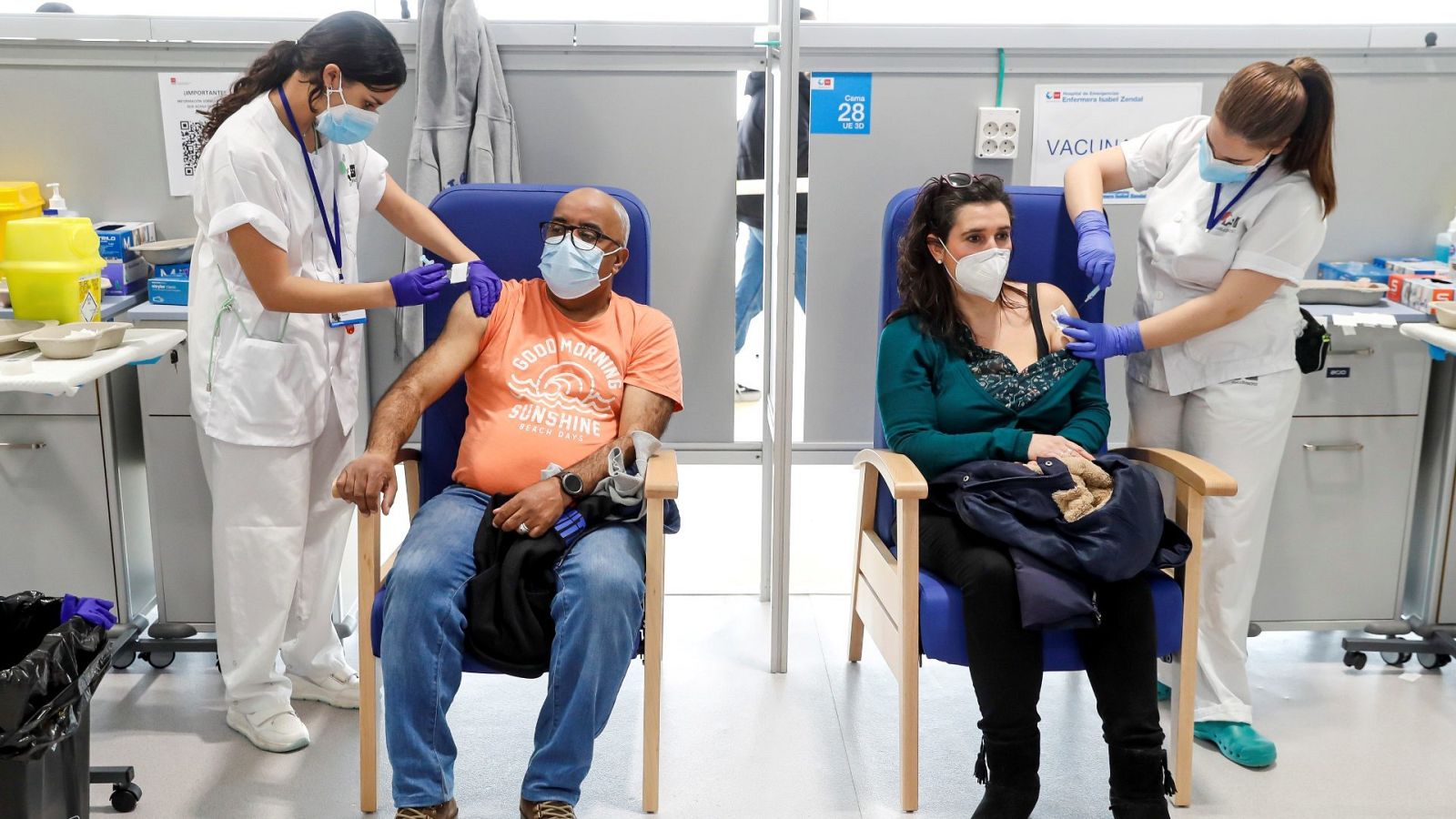 Varias enfermeras administran la vacuna de AstraZeneca en el Hospital de Emergencias Enfermera Isabel Zendal de Madrid