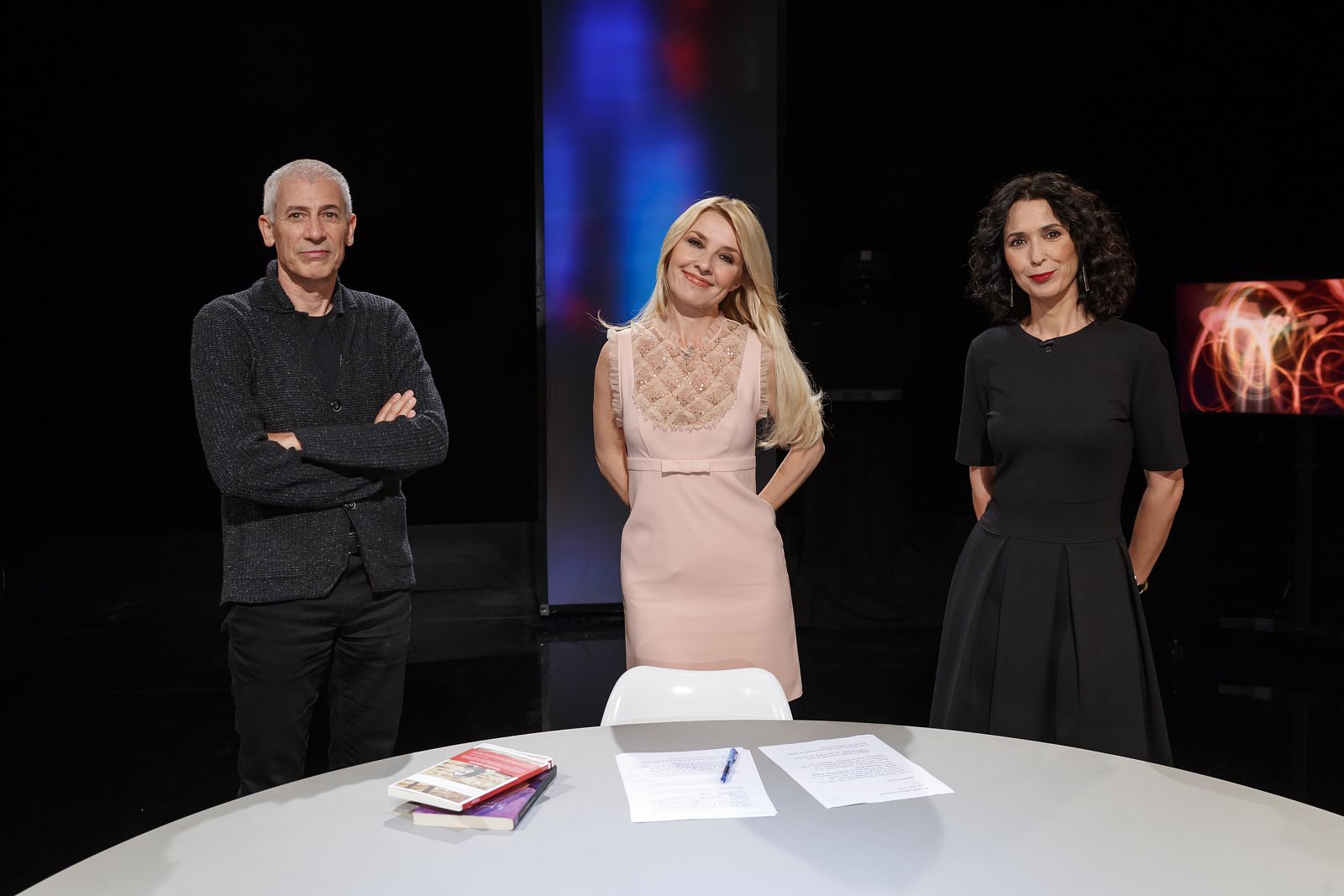 José Ovejero y Edurne Portela junto a Cayetana Guillén Cuervo en 'Versión Española'