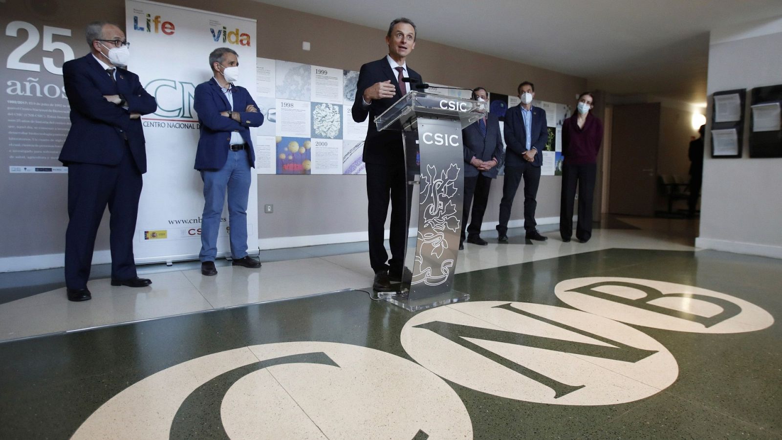 El ministro de Ciencia e Innovación, Pedro Duque (c), junto a investigadores del Departamento de Estructura y Crio-microscopia el Centro Nacional de Biotecnología (CNB-CSIC)