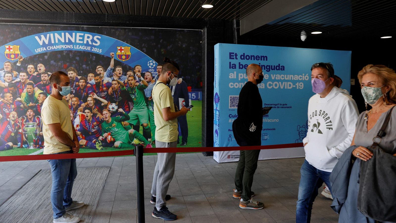 Vacunación masiva contra la pandemia de COVID19 en el Camp Nou de Barcelona