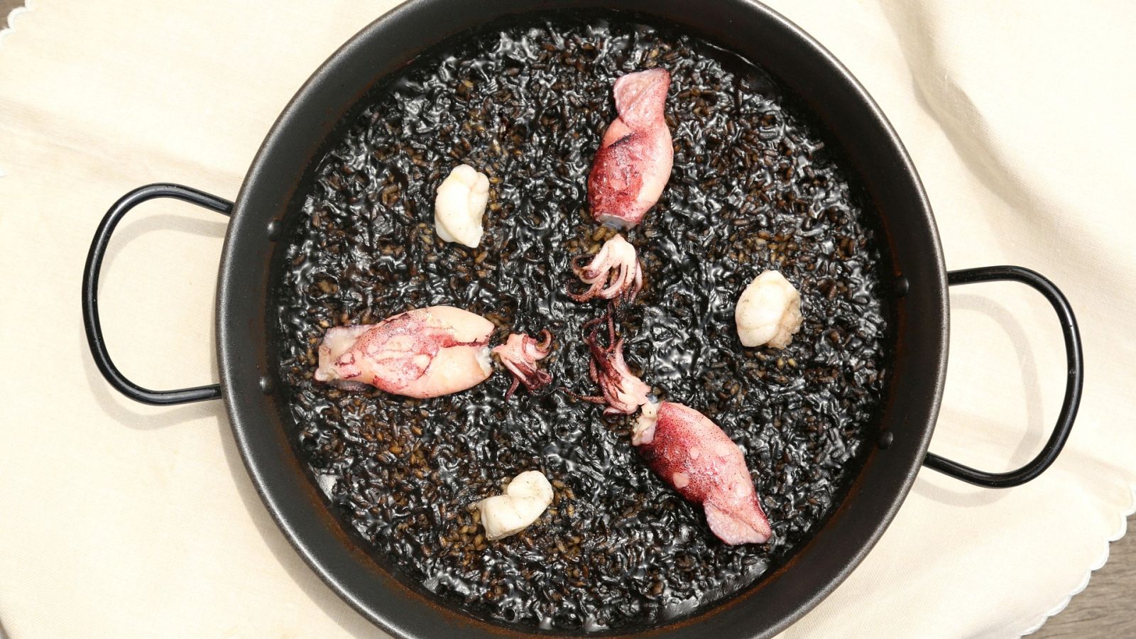 Receta de arroz negro de chipirones y rape