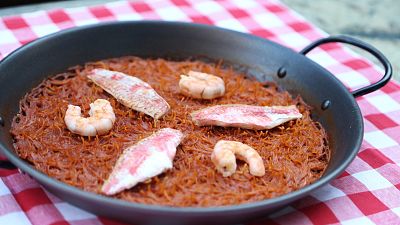 Fideu� de salmonete y langostinos