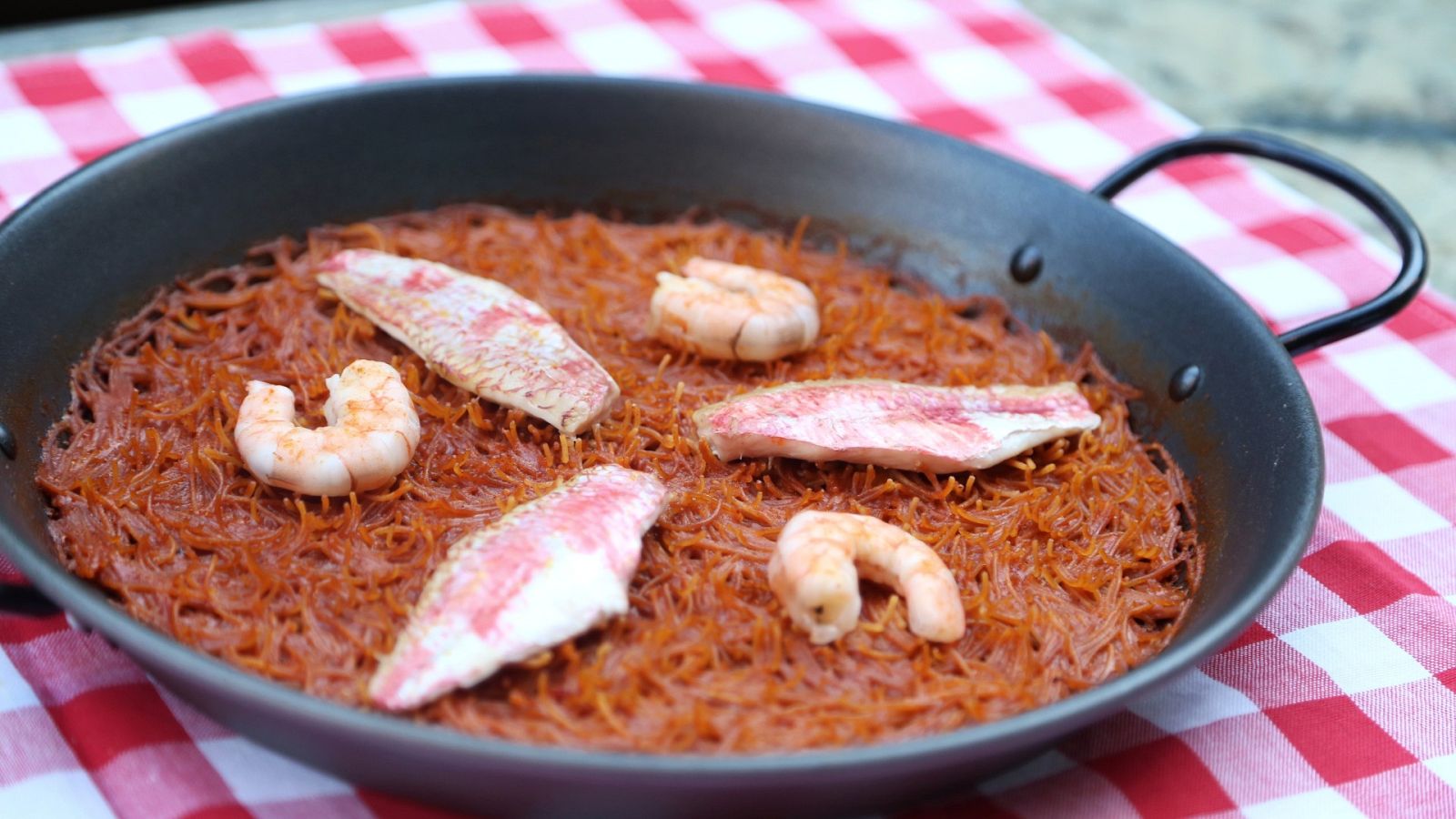 Receta de fideuá de salmonete y langostinos