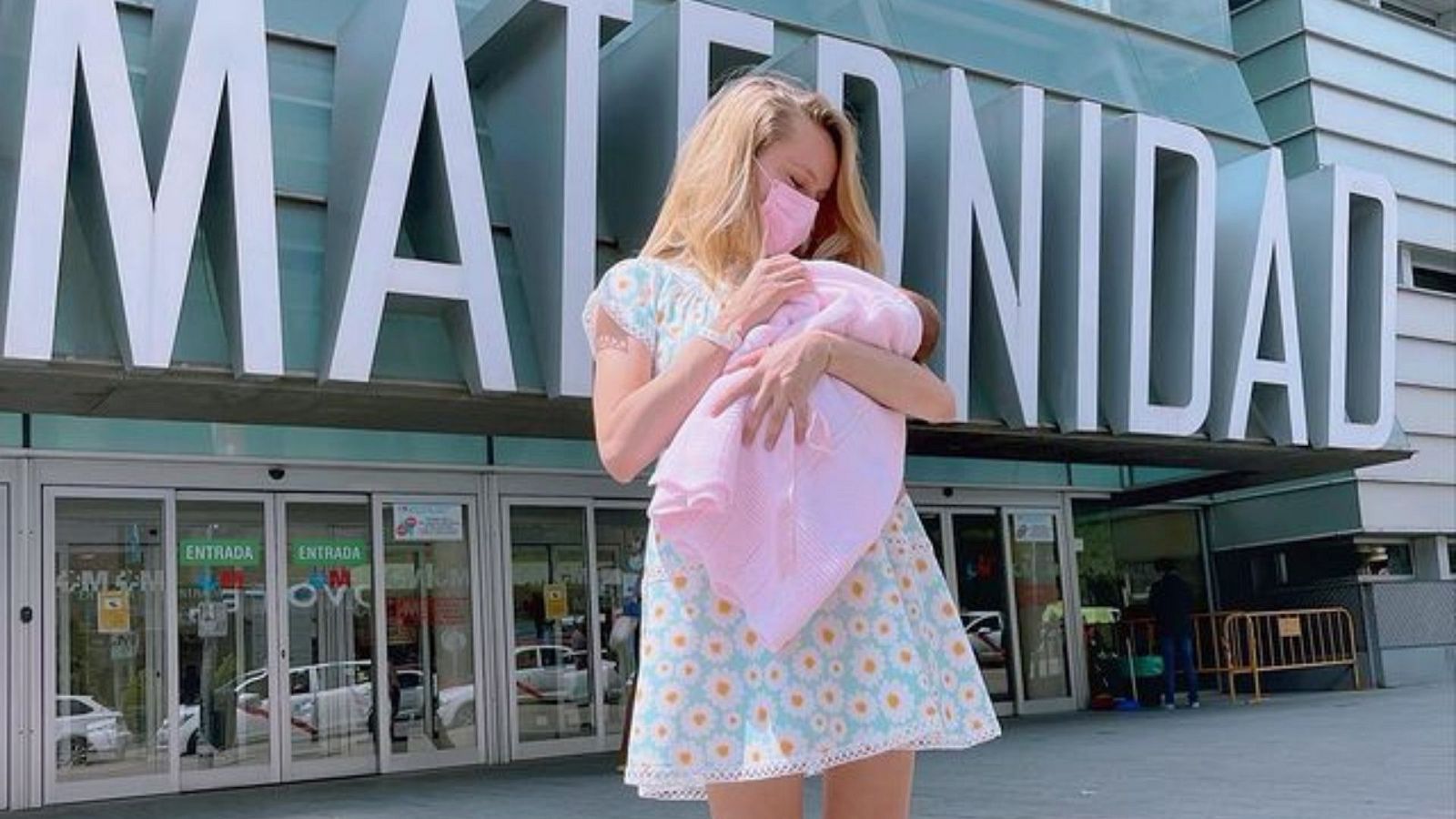 Esmeralda Moya recibe el alta hospitalaria junto a su alma gemela, Amalia