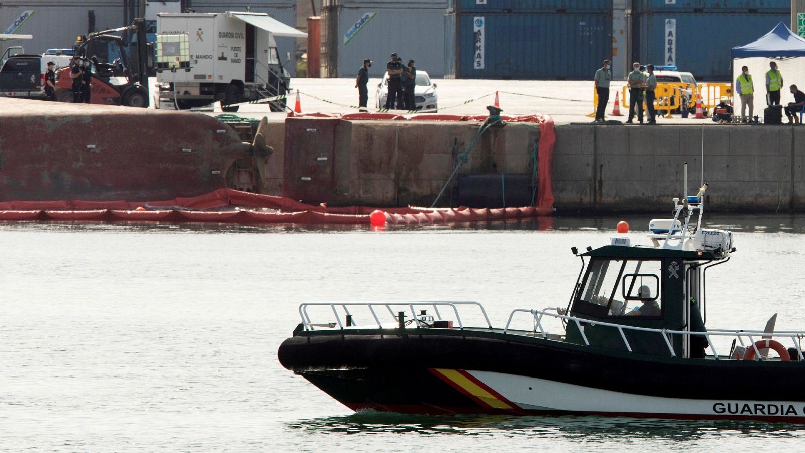 Los equipos de rescate buscan al segundo tripulante desaparecido en el puerto de Castellón.