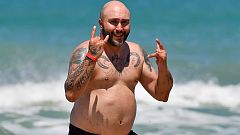 Kiko Rivera responde a las críticas por su desnudo en la playa: "Pues sí, he engordado, ¡qué le vamos a hacer!"